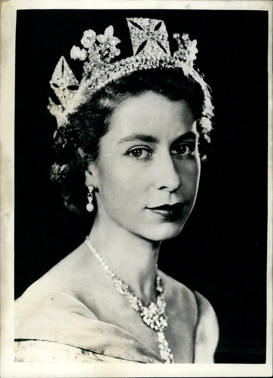Regina Elisabeta purtând colierul Nizam of Hyderabad, Profimedia (2) jpg