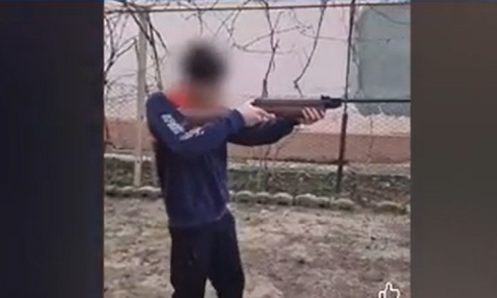 Bărbat reținut după ce și-a filmat fiul minor în timp ce trăgea cu o armă, la îndemnul său
