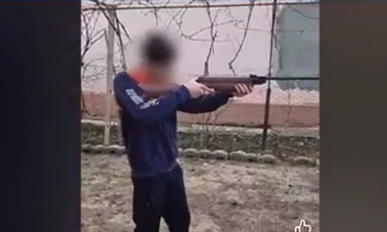 Fiul minor a fost încurajat să tragă cu arma. FOTO captură video Antena3 CNN