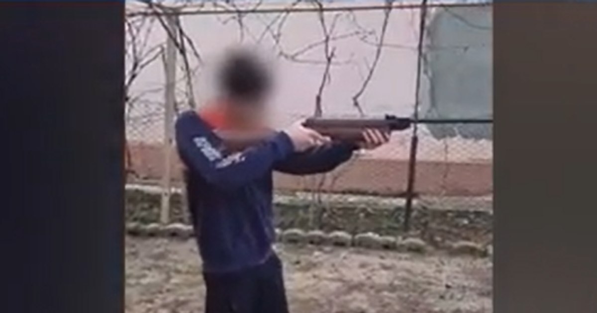 Bărbat reținut pentru că și-a filmat fiul minor trăgând cu o armă, la sugestia lui