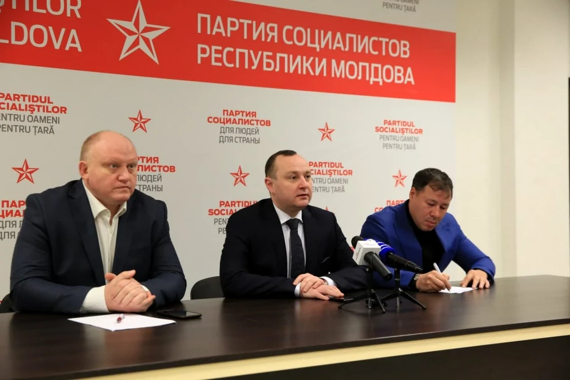 Deputaţii socialişti Vasile Bolea, Vlad Bătrîncea şi Bogdan Ţîrdea