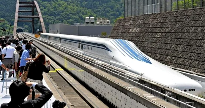 
    Japonia speră să vândă tehnologia trenului de mare viteză şi altor ţări foto: inhabitat.com  