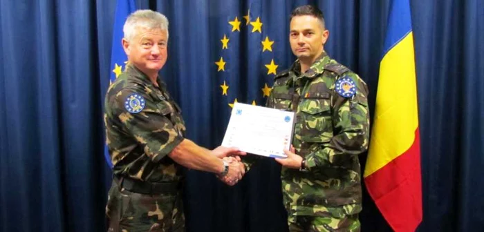 Florin Valea primind diploma de la generalul NATO FOTO Florin Valea