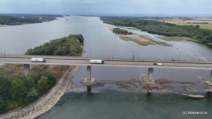 Dunărea a coborât la cote alarmante. Traficul fluvial este parţial blocat, din cauza dunelor de nisip apărute pe unele rute