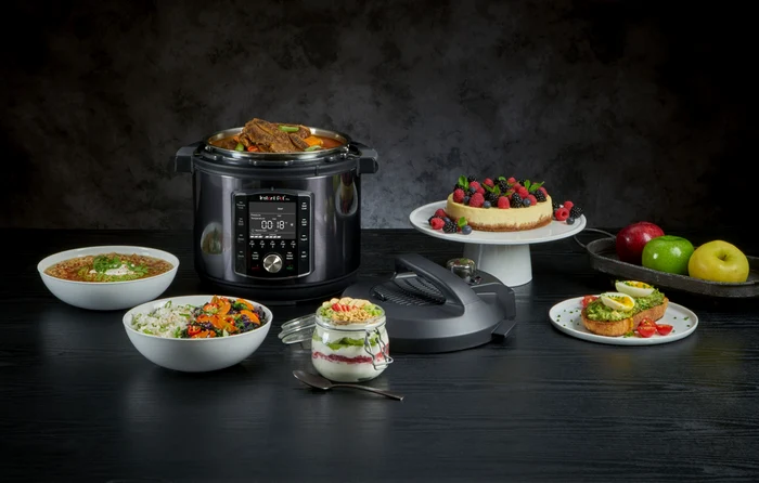 Multicooker Instant Pot înconjurat de mai multe preparate gătite Foto Carrefour România