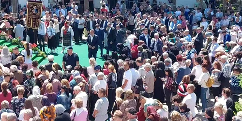 Premierul Marcel Ciolacu la moaștele Sf  Voievod Constantin Brrâncoveanu (3) mp4 thumbnail png