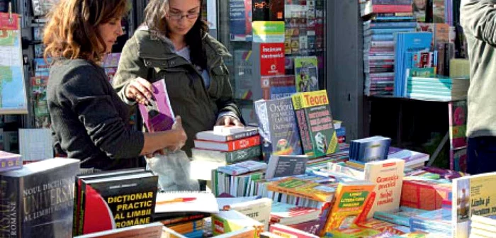 Liceenii din clasele a XI-a şi a XII-a vor avea manuale gratuite Foto arhivă