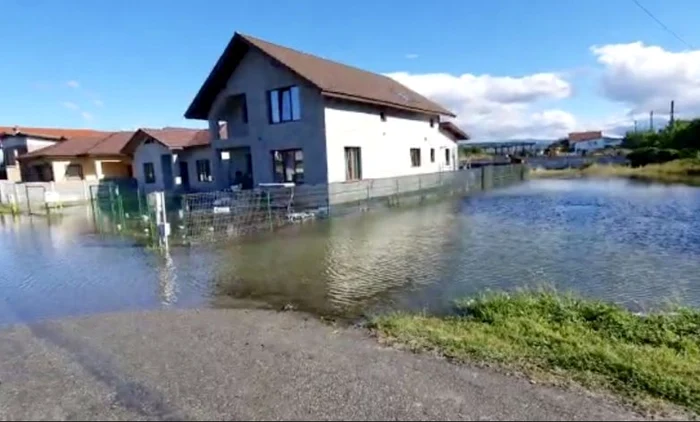 Apa a inundat un cartier din Târgu Jiu   FOTO: captură Antena3.ro