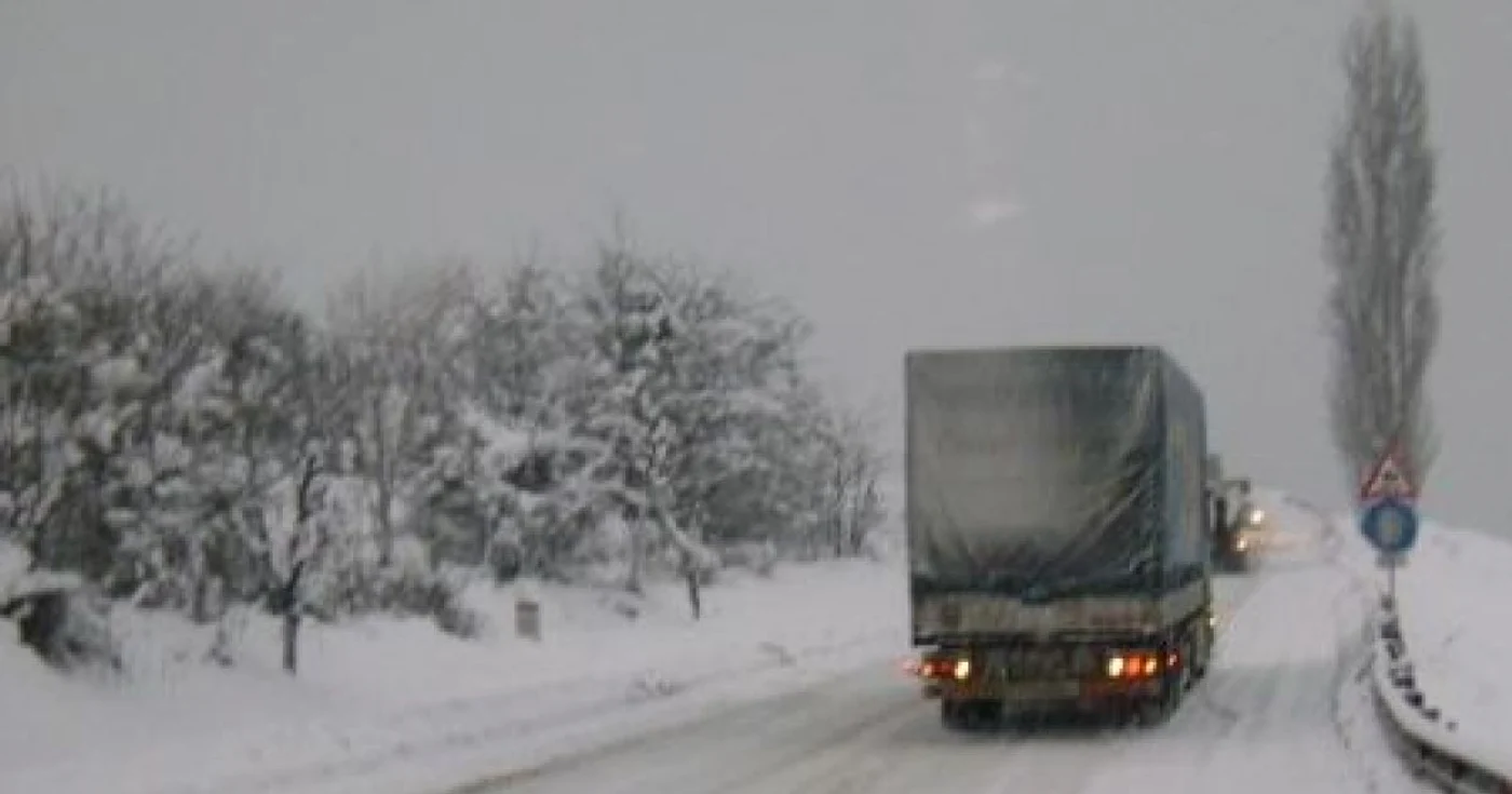 Peste 3000 de elevi sunt ţinuţi acasă, încă o zi, de zăpadă şi viscol
