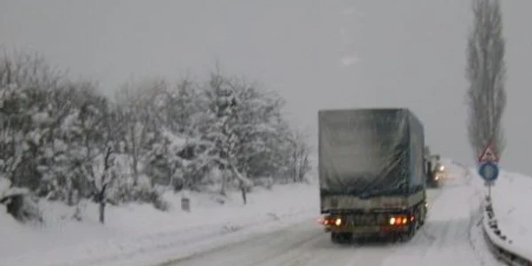 Peste 3000 de elevi sunt ţinuţi acasă, încă o zi, de zăpadă şi viscol