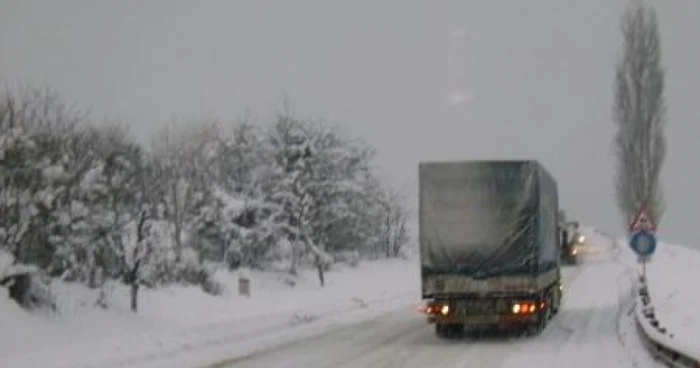 Peste 3000 de elevi sunt ţinuţi acasă, încă o zi, de zăpadă şi viscol