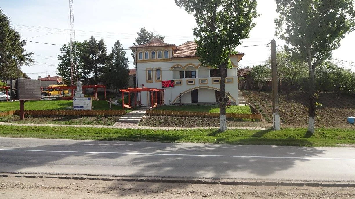 Primăria care are de restituit 12 milioane lei, bani europeni, stă cu mâna întinsă. „Altfel punem lacătul pe ea”