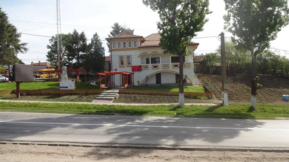 Primăria care are de restituit 12 milioane lei, bani europeni, stă cu mâna întinsă. „Altfel punem lacătul pe ea”