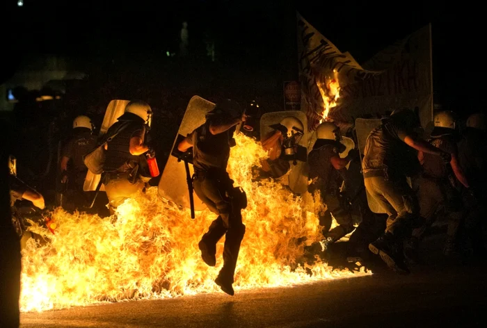 Proteste violente au avut loc miercuri seară la Atena FOTO AP