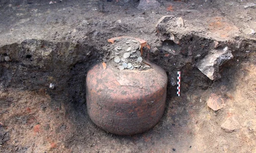 Monedele au fost îngropate în trei amfore, care cântăresc în jur de 50 de kilograme fiecare (© Simon Ritz / INRAP)