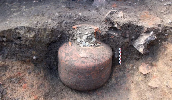 Monedele au fost îngropate în trei amfore, care cântăresc în jur de 50 de kilograme fiecare (© Simon Ritz / INRAP)