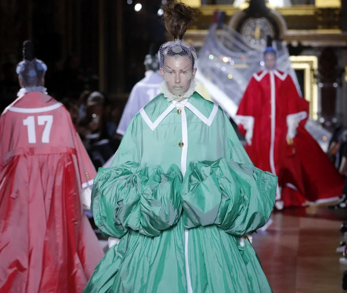Thom Browne a propus o Cenușăreasa modernă (Foto: Profimedia)