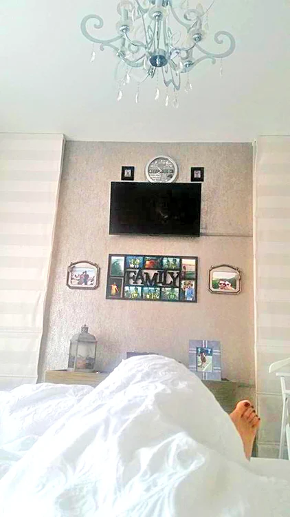 Andreea şi Tuncay au televizor în dormitor, pentru momentele de respiroFOTO: Arhiva personală