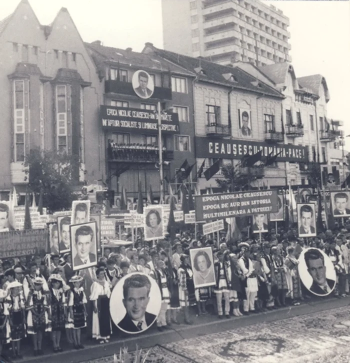 1986 demonstratie de 23 august in bucuresti  epoca nicolae ceausescuepoca de aur jpg jpeg