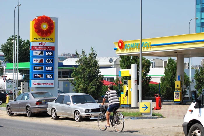 În rondul Pipera funcţionează trei benzinării. Miercuri, ele afişau exact aceleaşi preţuri