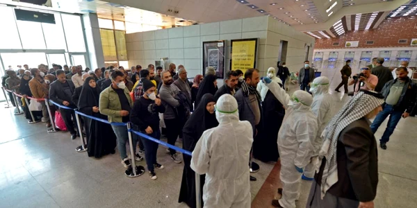 Coronavirus - medici verifica irakieni care vin din Iran FOTO AFP 
