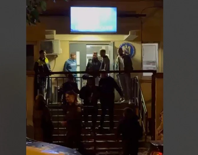 Un lider al grupării CLAUS a provocat panică într-o școală din Capitală: l-a amenințat pe profesorul fiicei sale cu briceagul în timpul orei