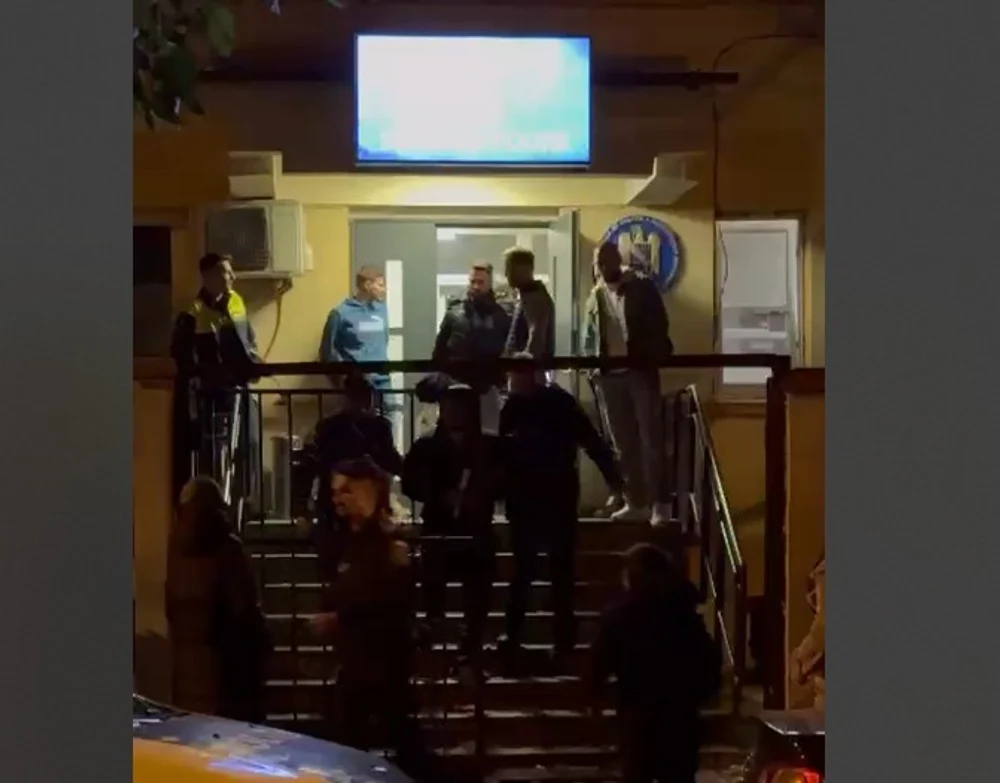 Un lider al grupării CLAUS a provocat panică într-o școală din Capitală: l-a amenințat pe profesorul fiicei sale cu briceagul în timpul orei