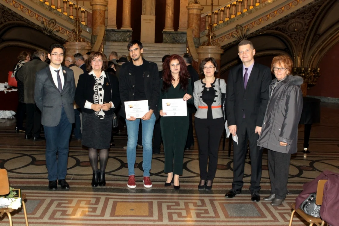 Ana Blandiana, preşedinta juriului, alături de tinerii câştigători ai premiilor literare şi de Ion Gherasim (dreapta), directorul executiv al Fundaţiei Corneliu Coposu          FOTOGRAFII: Florin Eşanu