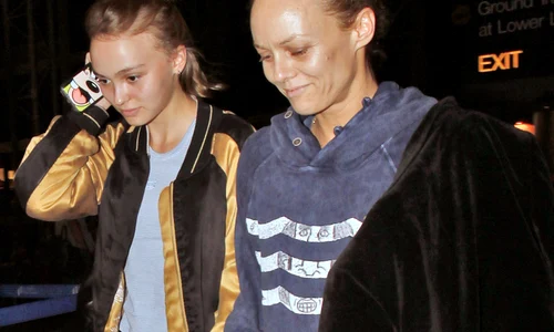 No Credit   Bi   Vanessa Paradis et sa fille Lily Rose Depp prennent un vol à l'aéroport de Los Angeles à destination de Paris jpeg