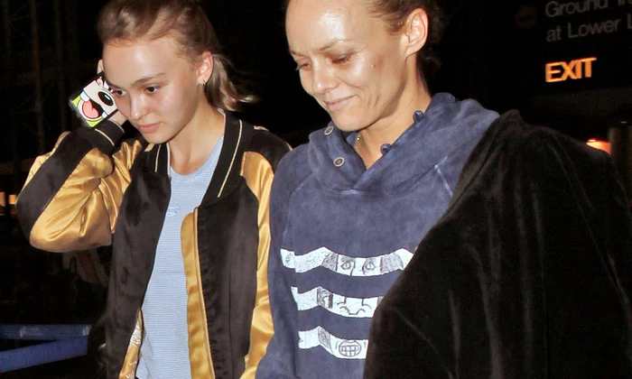 No Credit Bi Vanessa Paradis et sa fille Lily Rose Depp prennent un vol à l'aéroport de Los Angeles à destination de Paris jpeg