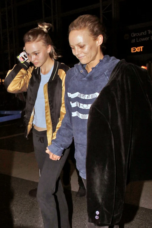 No Credit Bi Vanessa Paradis et sa fille Lily Rose Depp prennent un vol à l'aéroport de Los Angeles à destination de Paris jpeg