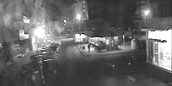 Minori reţinuţi după ce au încercat să spargă mai multe magazine din Piaţa Centrală