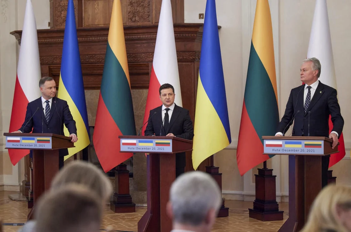 Andrzej Duda (stânga), Volodimir Zelenski (centru) şi Gitannas Nauseda la conferinţa de presă din marja summitului din 2021 al Triunghiul de la Lublin FOTO EPA-EFE