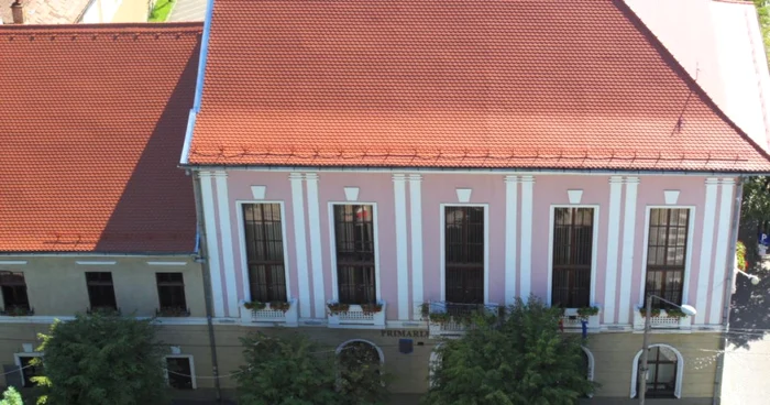 Atitudinea primarului Ovidiu Creţu este cu atât mai ciudată cu cât discuţiile vizau desfiinţarea unei instituţii de învăţământ