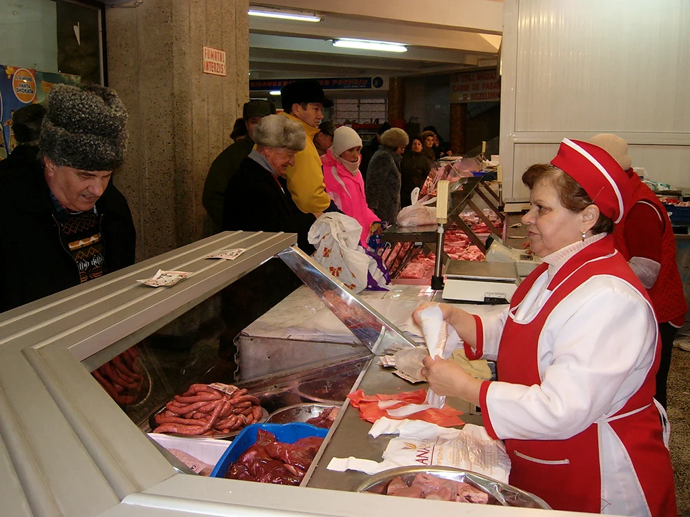 Pachetele cu alimente destinate asistatilor social contin si doi pui