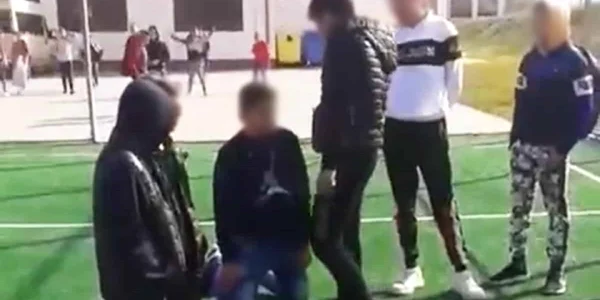 Elevi obligați de colegi să stea în genunchi pe terenul de sport la Șura Mică în Sibiu Foto captură video jpg