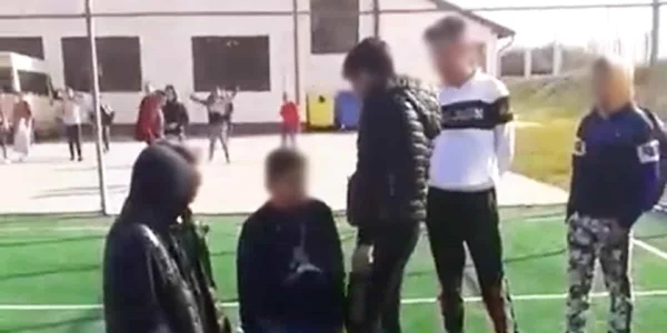 Elevi obligați de colegi să stea în genunchi pe terenul de sport la Șura Mică în Sibiu Foto captură video jpg