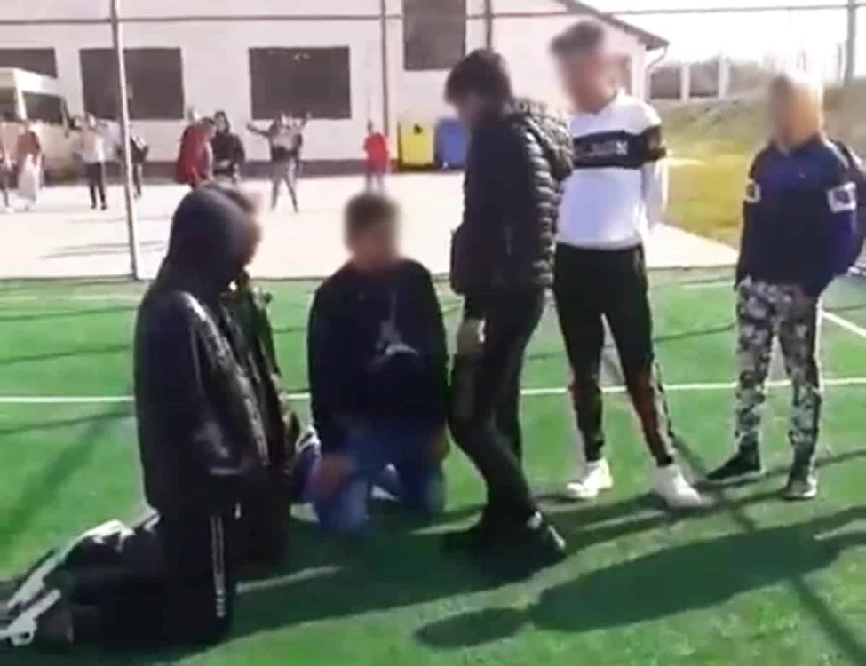 Copii îngenunchiați de colegi pe terenul de sport din cauza unor neînțelegeri