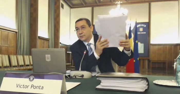 Premierul Victor Ponta le-a arătat miniştrilor, în şedinţa de miercuri a Guvernului, cât de stufos este Codul Fiscal, document care urmează să fie aprobat miercurea viitoare şi pentru care a decis să preia interimatul la Finanţe