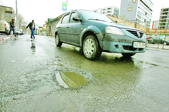 Str. Popa Nan - Nici pe această stradă nu scapi fără să dai cu maşina-n groapă