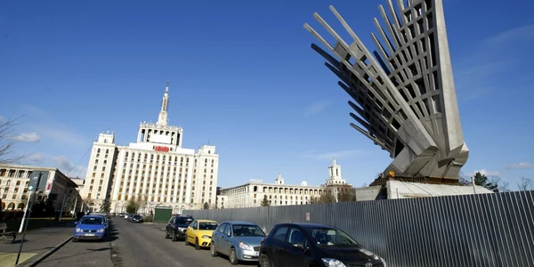 Ultima dintre cele trei piese ce alcătuiesc monumentului Aripi a fost montata pe amplasamentul fostei statui a lui Lenin din Piaţa Presei Libere din Bucureşti FOTO David Muntean