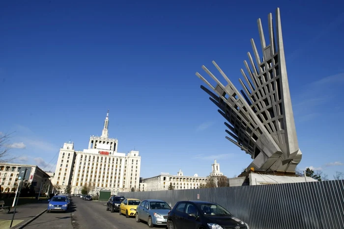 Ultima dintre cele trei piese ce alcătuiesc monumentului Aripi a fost montata pe amplasamentul fostei statui a lui Lenin din Piaţa Presei Libere din Bucureşti FOTO David Muntean