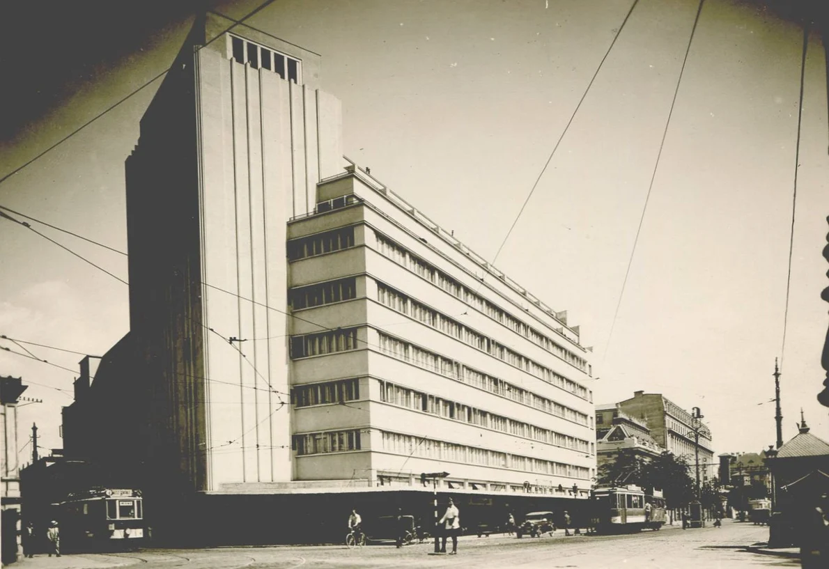 Bulevardul Magheru din București. Blocul ARO (Patria) a fost construit la începutul anilor '30 (© iMAGO Romaniae) 