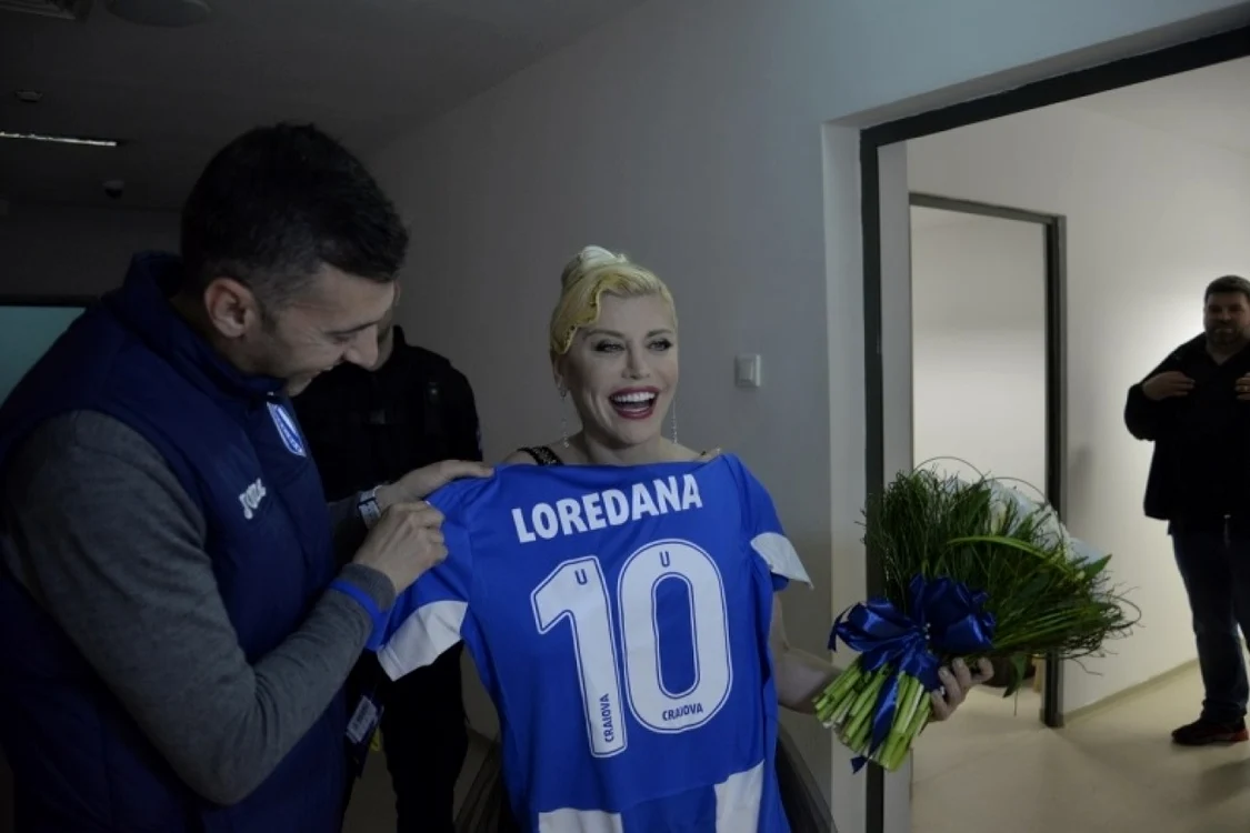 Loredana a susţinut un concert la Craiova, ocazie cu care a vorbit despre echipa Universităţii FOTO csuc.ro
