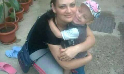 Daniela, alături de fiul ei în vârstă de trei ani, pe când era sănătoasă jpeg
