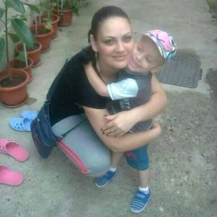 Daniela, alături de fiul ei în vârstă de trei ani, pe când era sănătoasă