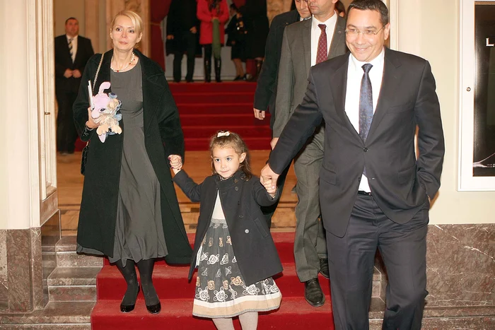 
    Daciana, Irina şi Victor Ponta au fost  însoţiţi la spectacol de bodyguarziFoto: Mihai Ionescu  