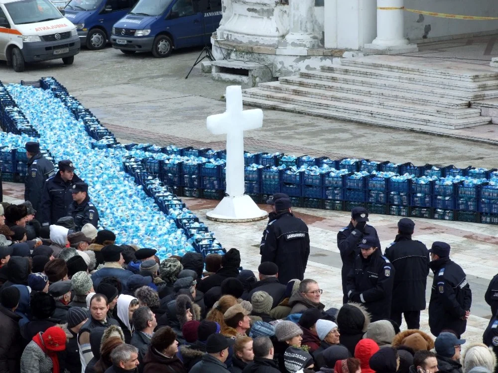 Crucea de gheaţă de pe faleza cazinoului                                            FOTO: Arhivă