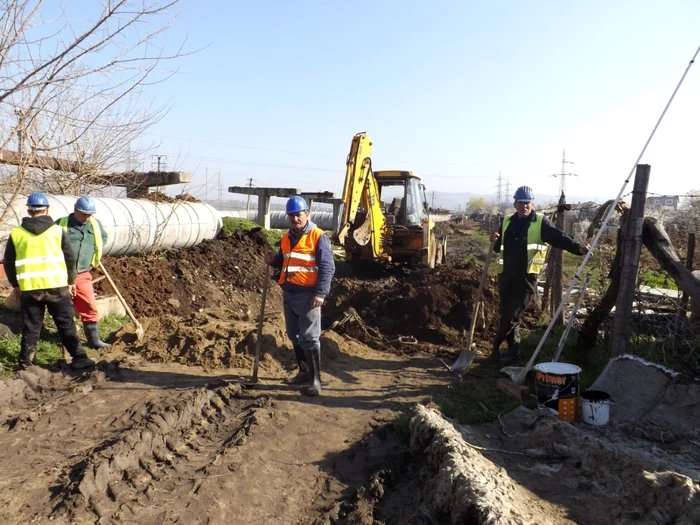 Aici se amenajează şanţul de canalizare cu bucluc FOTO Corina Macavei