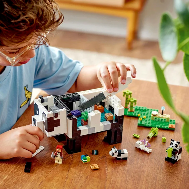 Construind lumi fantastice, pas cu pas – magia LEGO Minecraft - Refugiul urșilor panda / eMAG